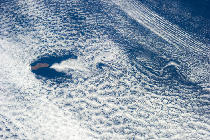 Вихрова доріжка над Тихим Океаном.jpg